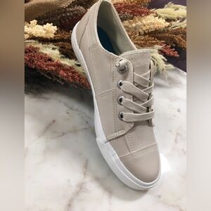 “Fall” Blowfishes Light Tan Looks like leather Sneaker 🤎C